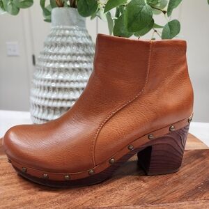 Korks Faux Leather Platform Ankle Boots. Size 8